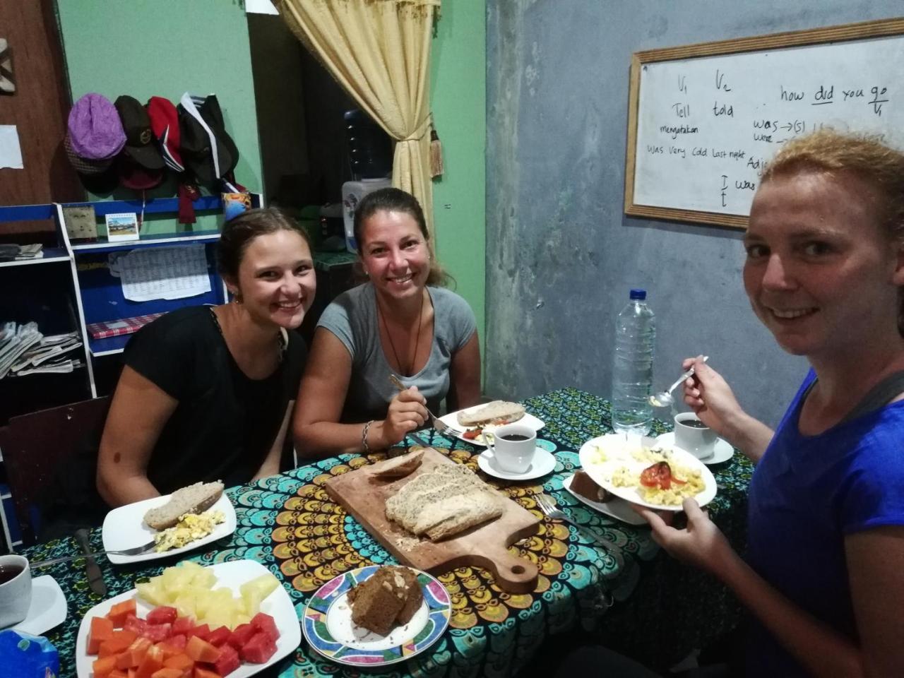 Smiley'S Homestay Berastagi Extérieur photo